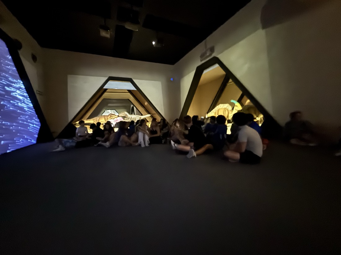 Grupo dentro de una sala de experiencia inmersiva