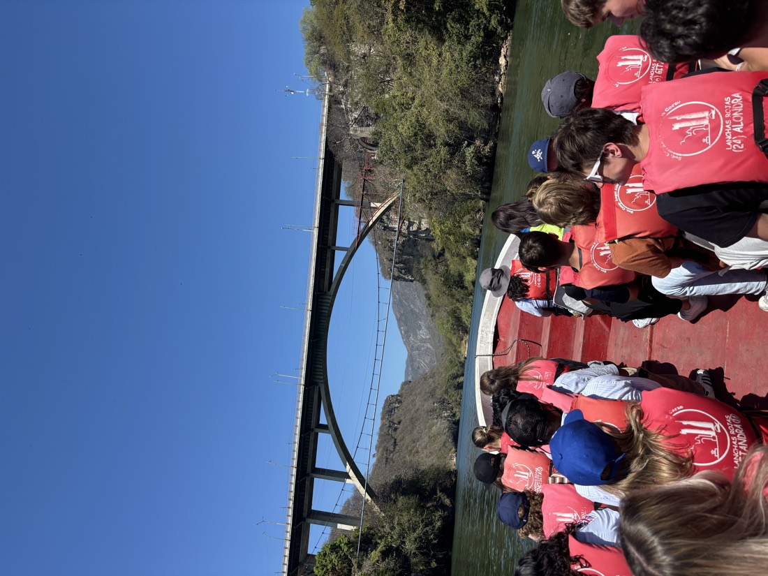 Grupo a bordo de una balsa en el río