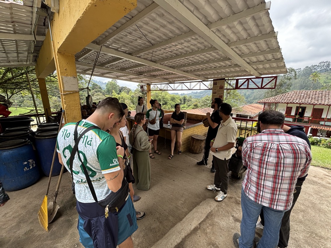 Grupo compartiendo bajo una palapa