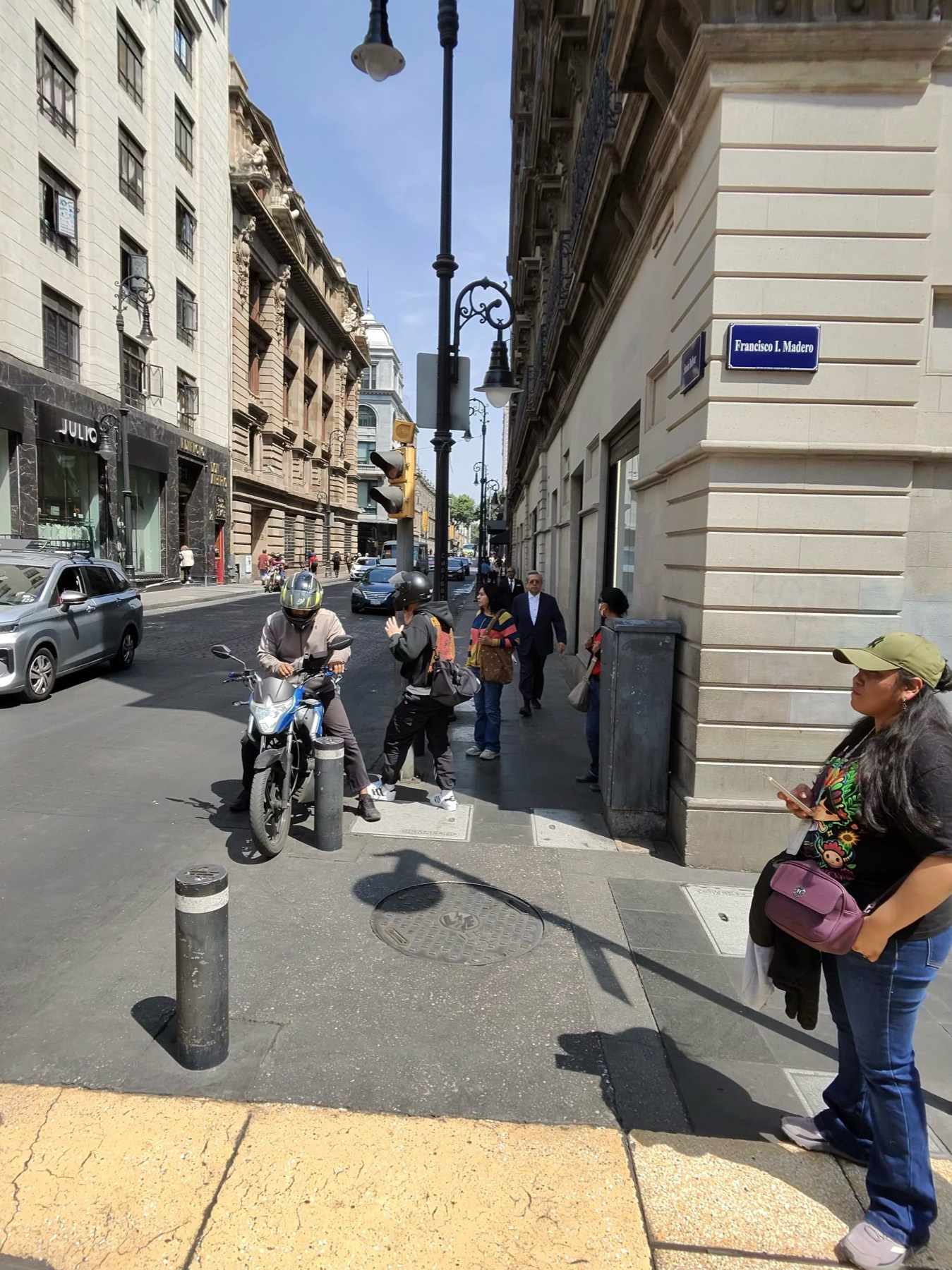 Grupo recorriendo juntos una calle de un centro histórico