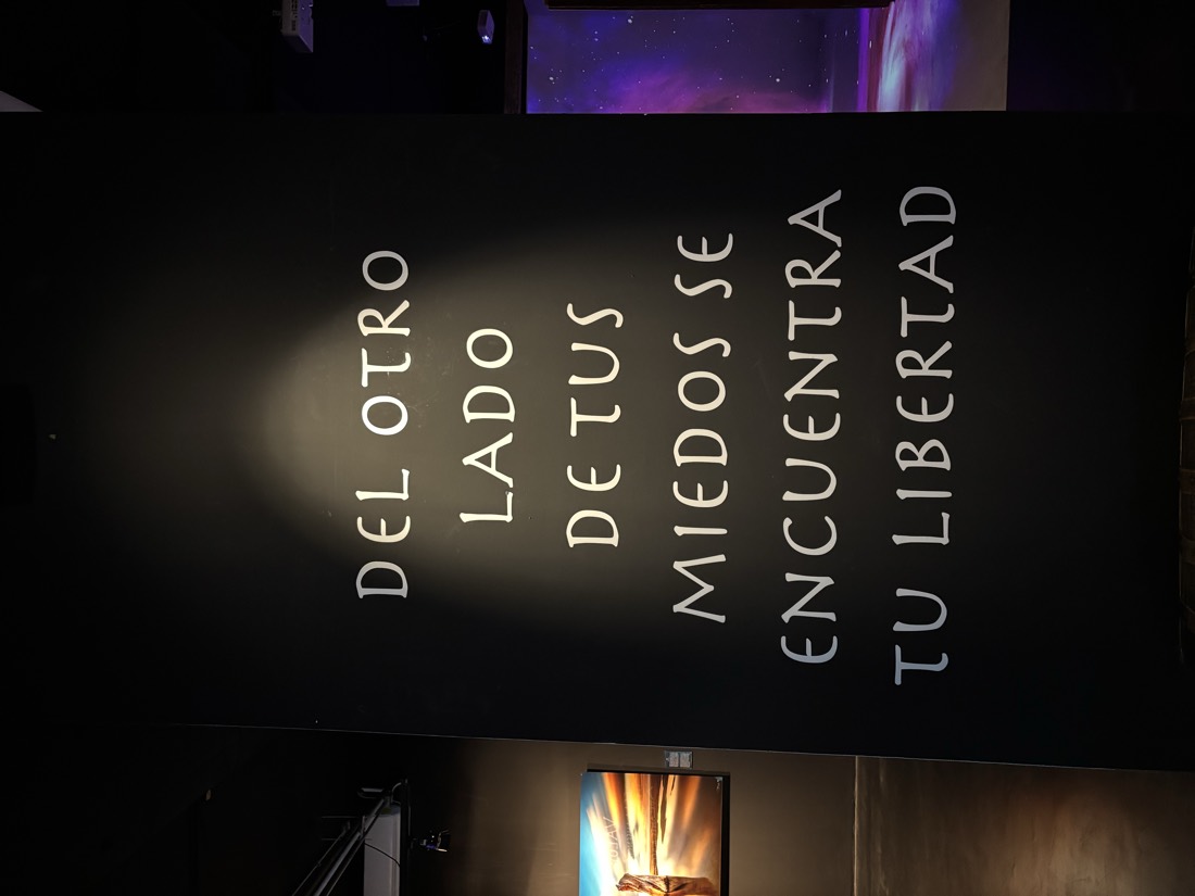 Mural con la frase: del otro lado de tus miedos se encuentra tu libertad