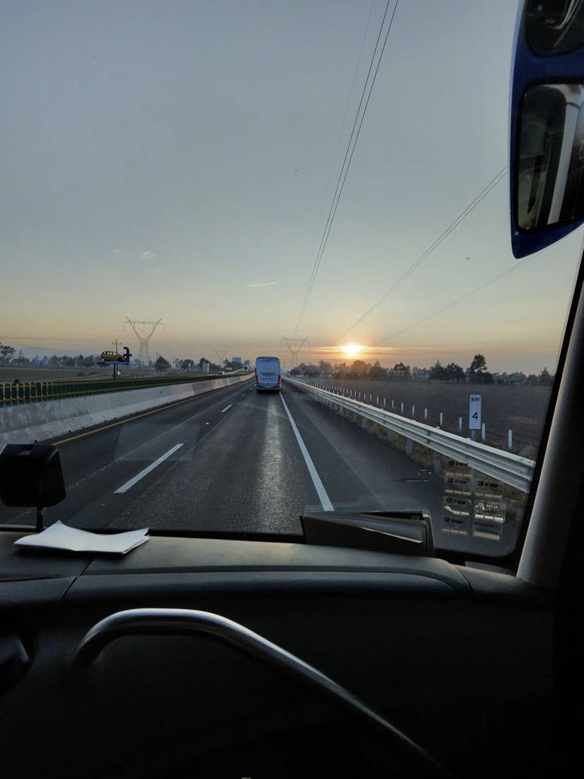 Atardecer visto desde la carretera durante un viaje