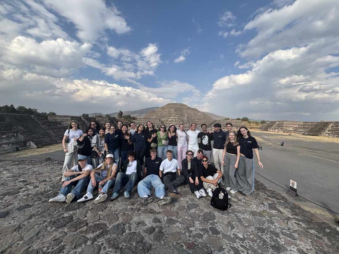 Grupo reunido en lo alto de un mirador de montaña
